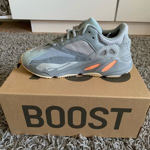 SOLD‼️Yeezy boost 700